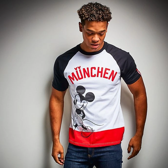 Disney Magasin Paris // Disney Store T-shirt Mickey München Pour Adultes 2 Disney Magasin Paris // Disney Store T-shirt Mickey München Pour Adultes – Image 2