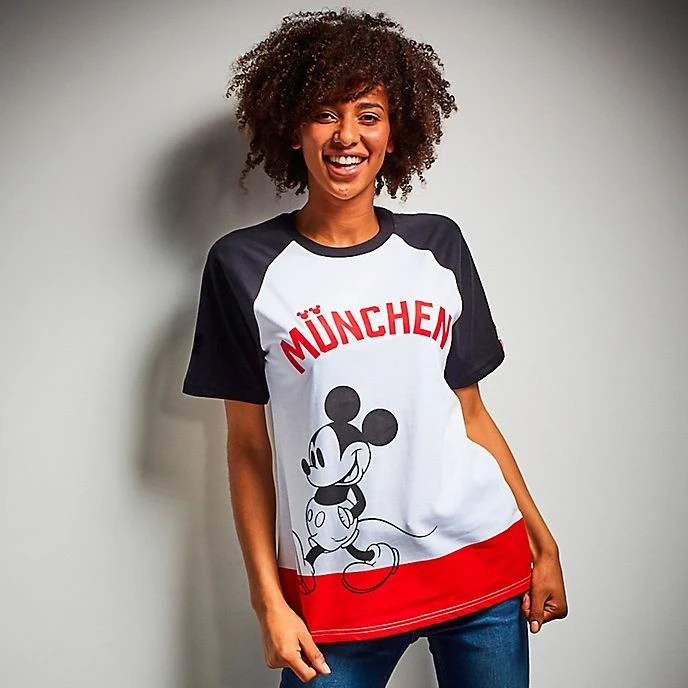 Disney Magasin Paris // Disney Store T-shirt Mickey München Pour Adultes 3 Disney Magasin Paris // Disney Store T-shirt Mickey München Pour Adultes – Image 3