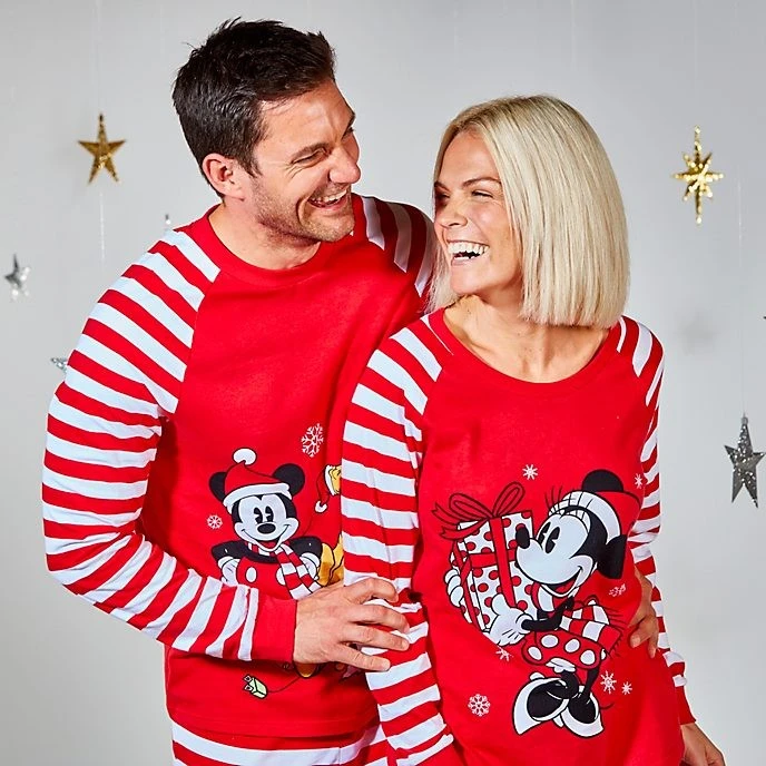 Disney Nouveautés // Disney Store Pyjama Mickey Et Ses Amis Pour Hommes, Collection Holiday Cheer 2 Disney Nouveautés // Disney Store Pyjama Mickey Et Ses Amis Pour Hommes, Collection Holiday Cheer – Image 2