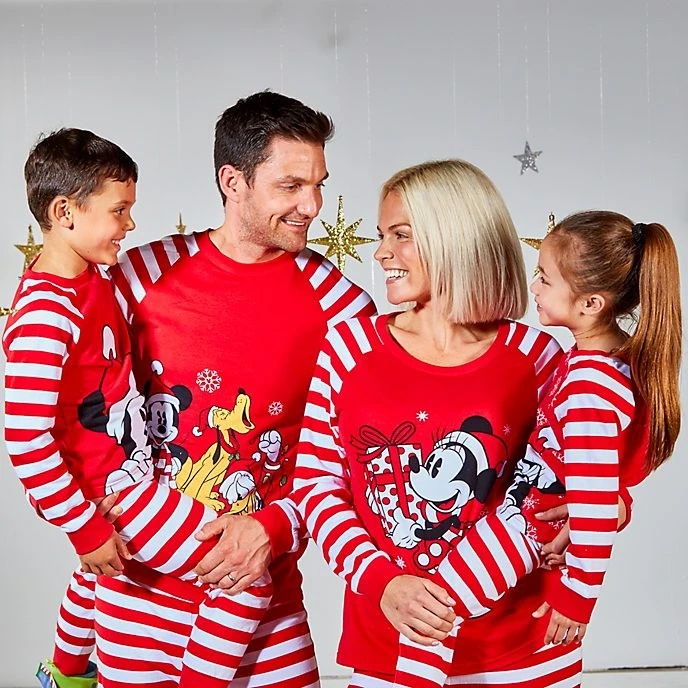 Disney Nouveautés // Disney Store Pyjama Mickey Et Ses Amis Pour Hommes, Collection Holiday Cheer 6 Disney Nouveautés // Disney Store Pyjama Mickey Et Ses Amis Pour Hommes, Collection Holiday Cheer – Image 6