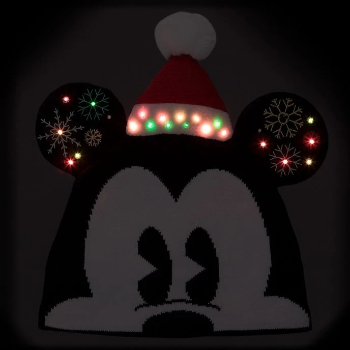 Nouveautés Disney // Disney Store Bonnet Tricoté Mickey Pour Adultes, Holiday Cheer 2 Nouveautés Disney // Disney Store Bonnet Tricoté Mickey Pour Adultes, Holiday Cheer – Image 2